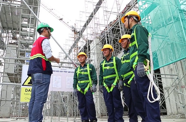 Việc tham gia khóa học an toàn lao động trong xây dựng mang lại nhiều lợi ích thiết thực cho cả người lao động và doanh nghiệp