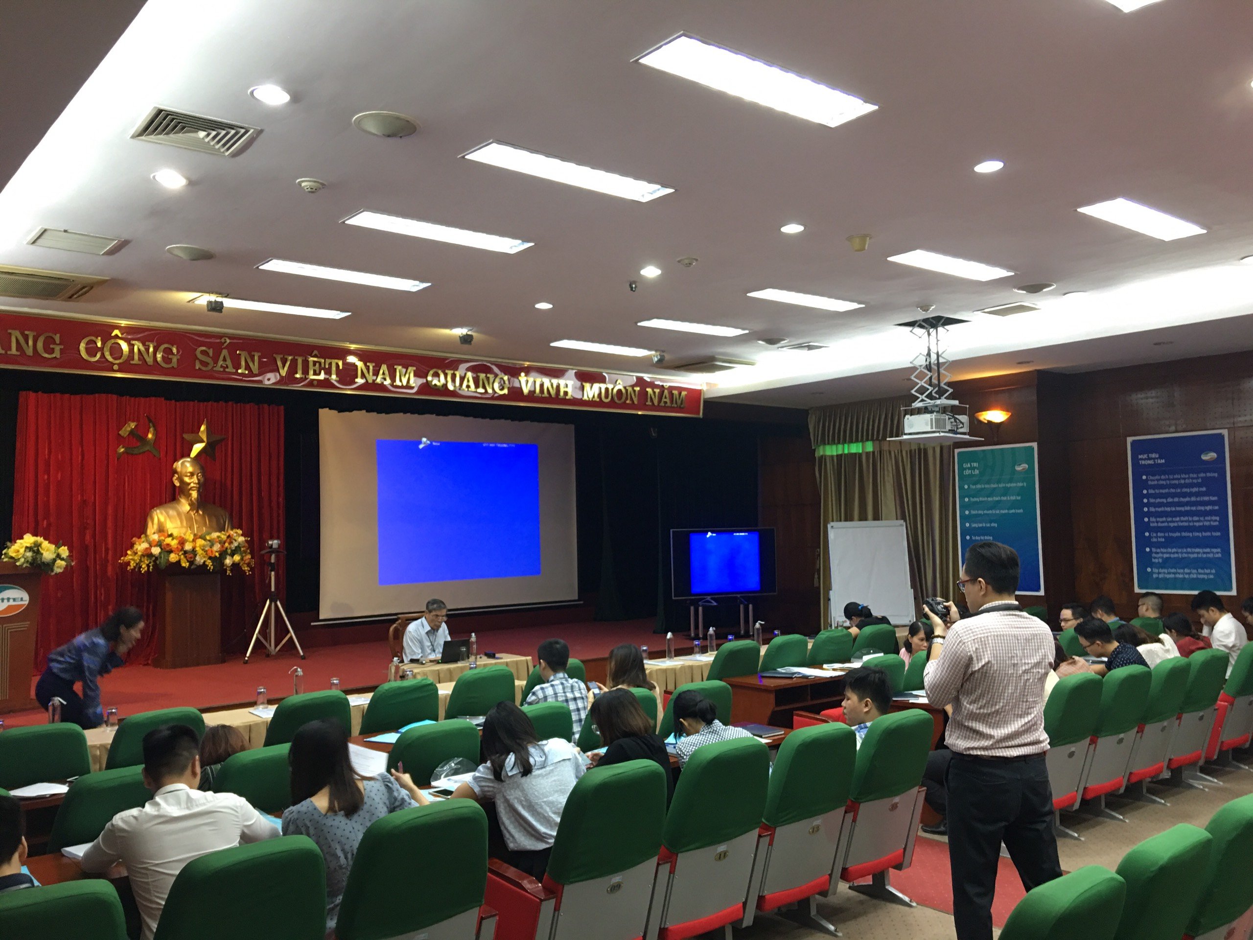 Tổ chức các khóa học tại Viện Đào tạo và Hợp tác Giáo dục