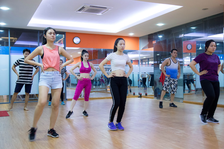 Rèn luyện thể lực, hình thể và sự tự tin trước đám đông
