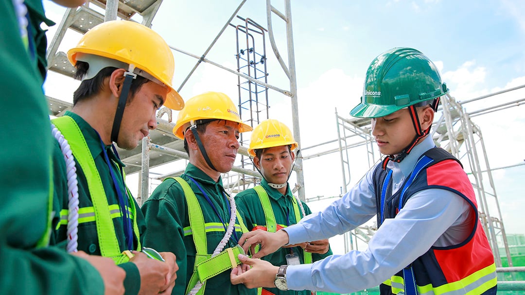 Đối tượng nào bắt buộc tham gia huấn luyện an toàn nhóm 4?